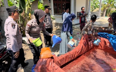 Tanggap Darurat Kekeringan, Polres Bojonegoro Pasok Air Bersih ke Kecamatan Dander