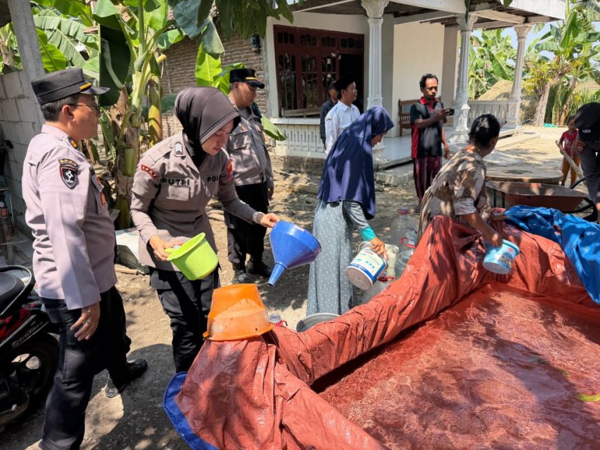 Tanggap Darurat Kekeringan, Polres Bojonegoro Pasok Air Bersih ke Kecamatan Dander